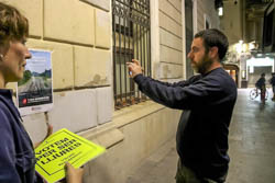 Enganxada popular de cartells per l'1-O a Sabadell 